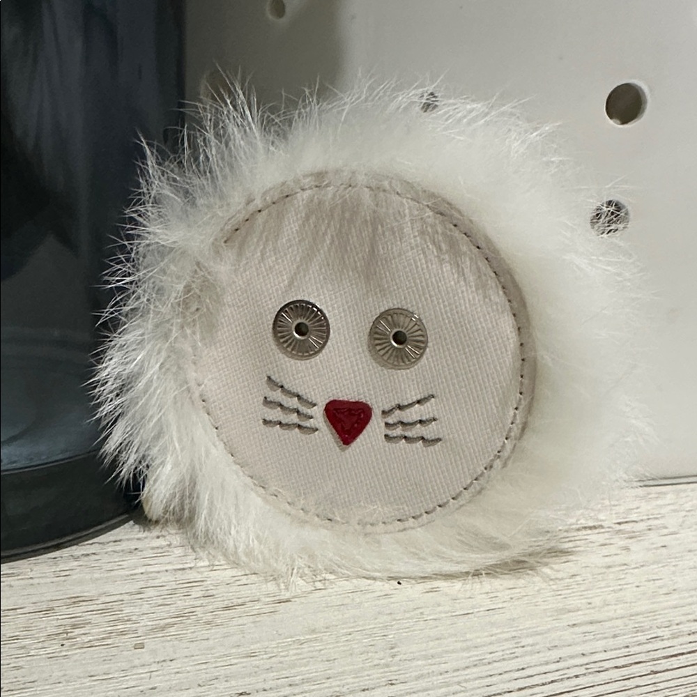 Fluffy White Cat Face Coin Accessory